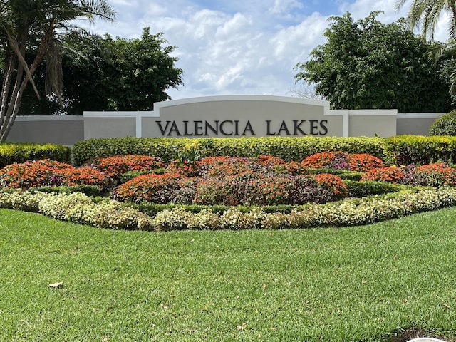 community / neighborhood sign featuring a yard