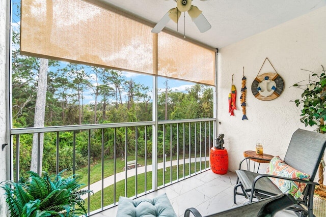 sunroom with ceiling fan