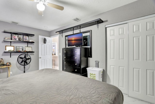 bedroom featuring ceiling fan, a textured ceiling, and a closet