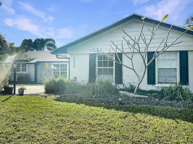 view of front facade with a front yard