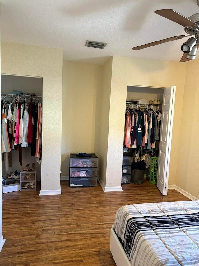 bedroom featuring a textured ceiling, hardwood / wood-style flooring, and ceiling fan