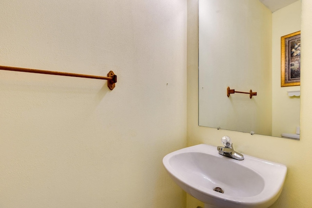 bathroom featuring sink