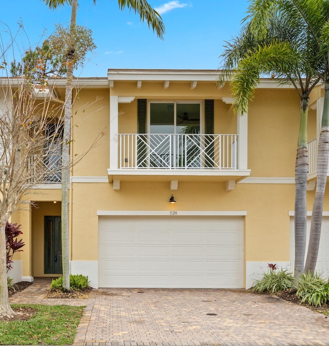 view of front facade featuring stucco siding and an attached garage