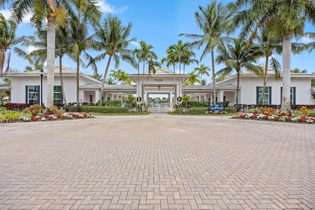 view of front facade featuring stucco siding