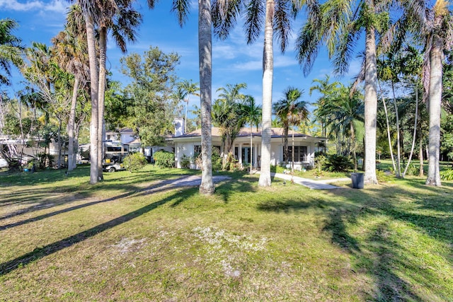 view of front of house featuring a front lawn