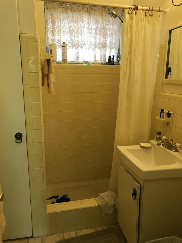 bathroom featuring a shower with curtain and sink