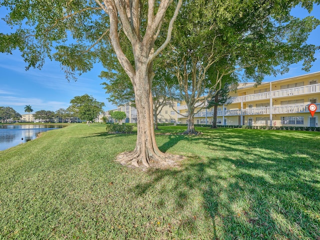 view of yard featuring a water view