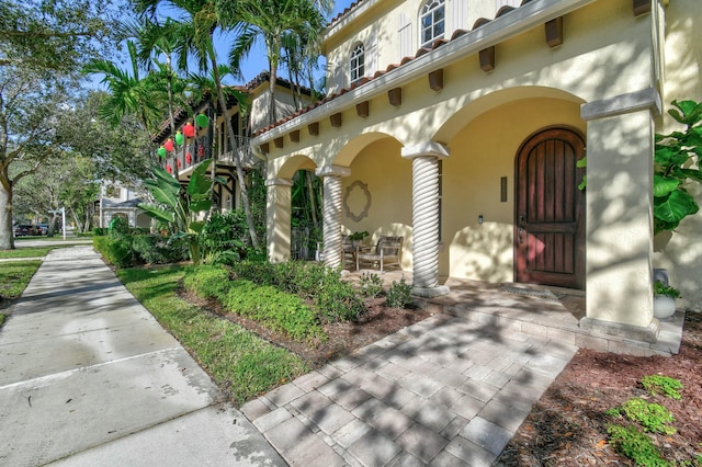 property entrance with covered porch