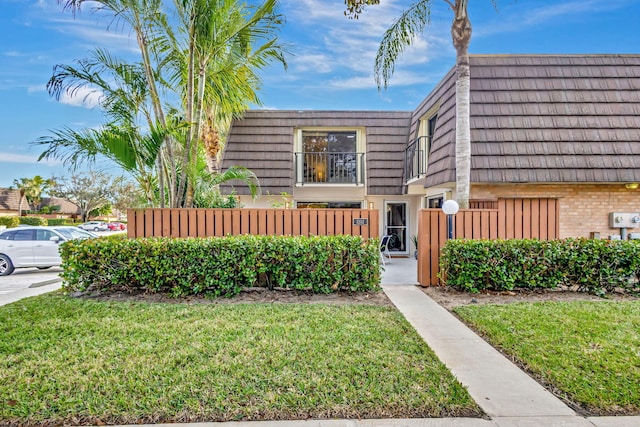 view of front of house featuring a front yard