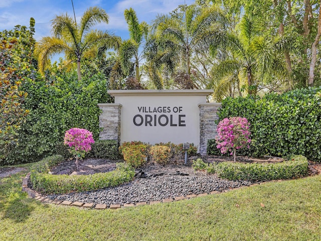 community sign with a yard