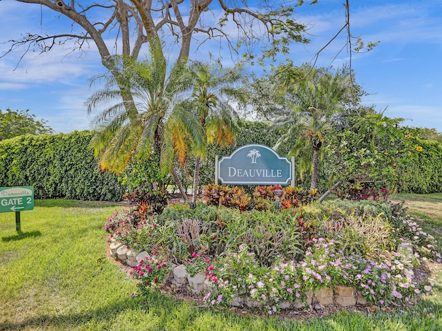 community sign with a lawn