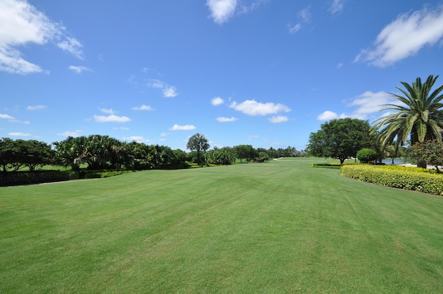 view of property's community featuring a lawn