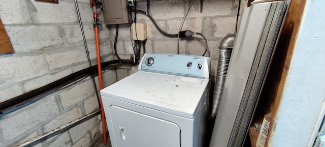 clothes washing area with washer / clothes dryer