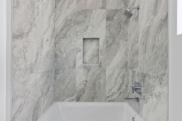 bathroom featuring tiled shower / bath combo