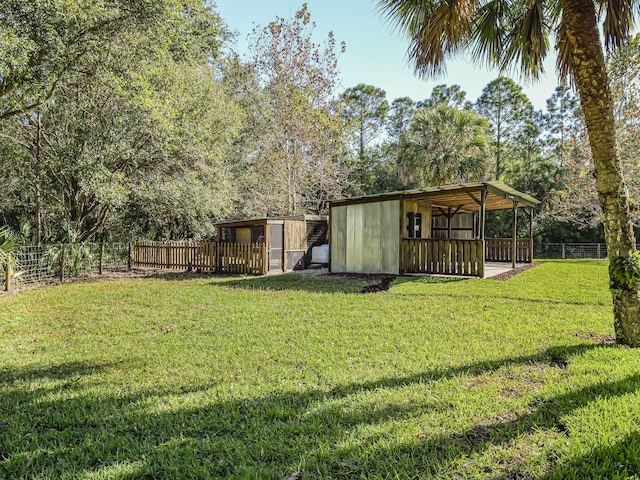 view of yard with an outbuilding