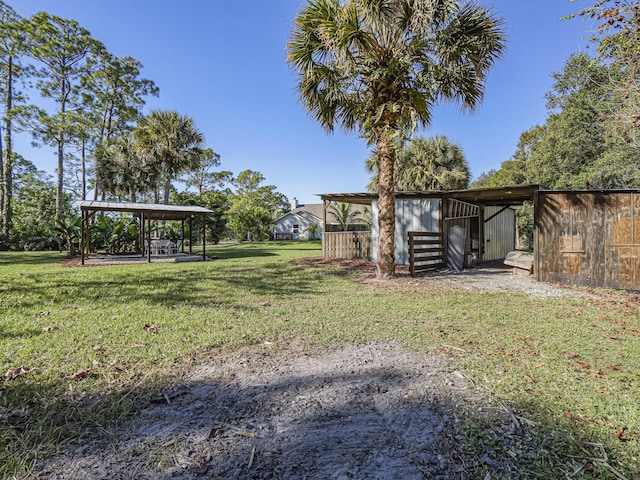 view of yard featuring an outbuilding