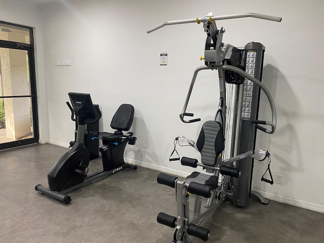 exercise room featuring baseboards