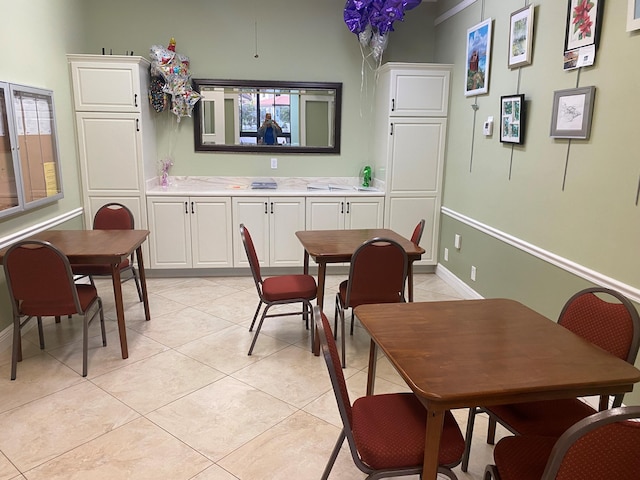 dining room featuring light tile patterned floors and baseboards