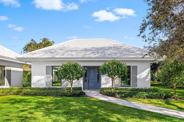 view of front of house featuring a front yard