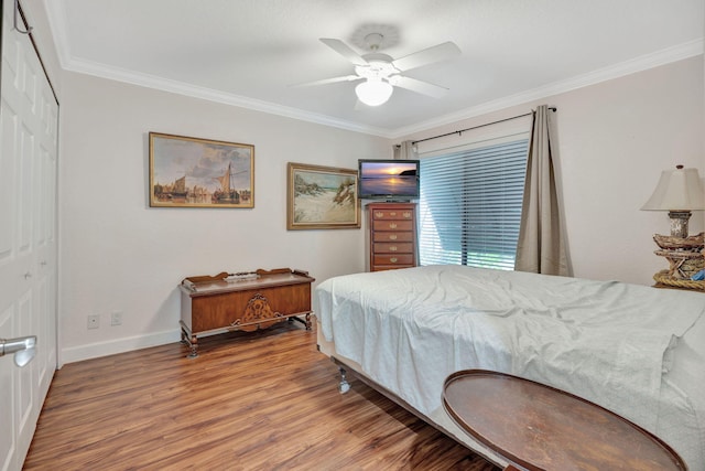 bedroom featuring a closet, ceiling fan, ornamental molding, and hardwood / wood-style flooring