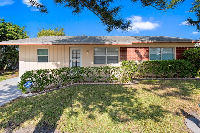 single story home with a front yard