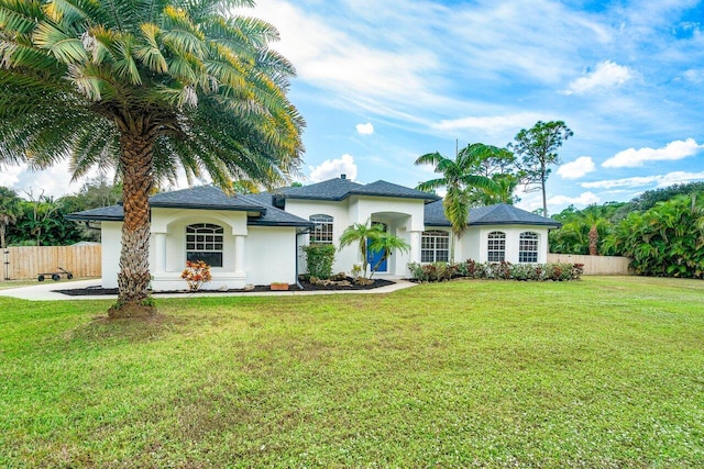 view of front of property featuring a front lawn