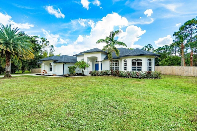 view of front of property featuring a front yard