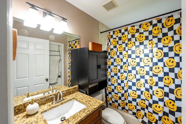 bathroom featuring a shower with curtain, vanity, and toilet