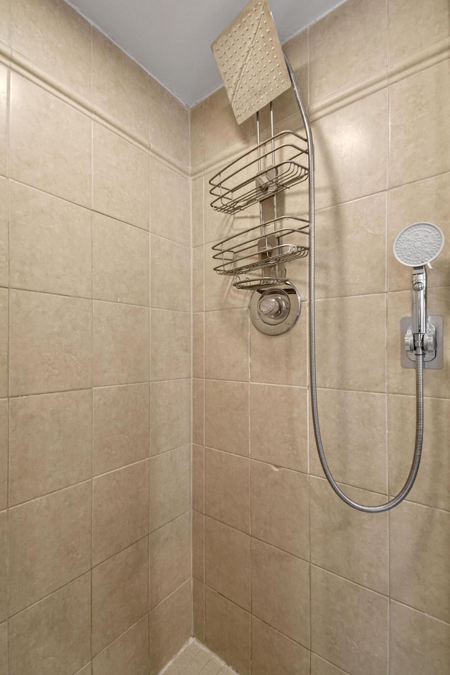 bathroom featuring a tile shower