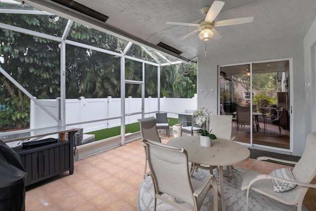 sunroom with ceiling fan