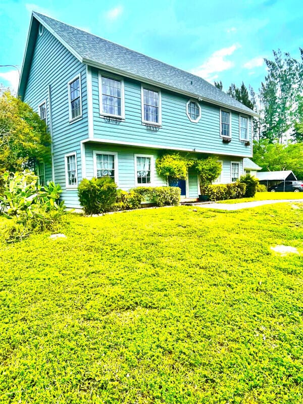 view of front facade featuring a front lawn