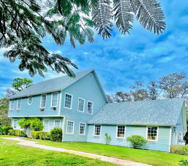 view of front of property featuring a front yard