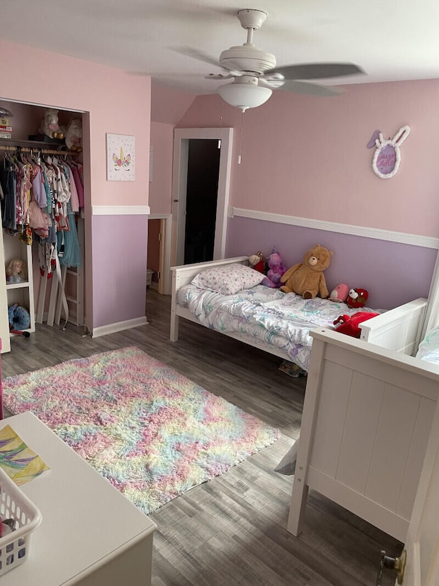 bedroom featuring ceiling fan, dark hardwood / wood-style floors, and a closet