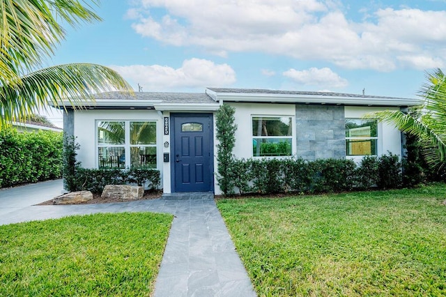 view of front of house featuring a front yard