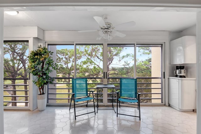 sunroom with ceiling fan