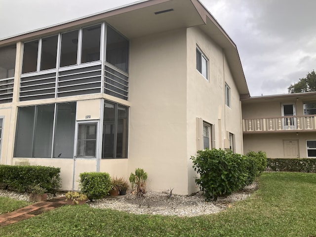 view of side of property featuring a lawn