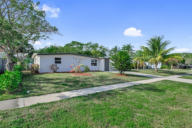 view of front of house featuring a front lawn