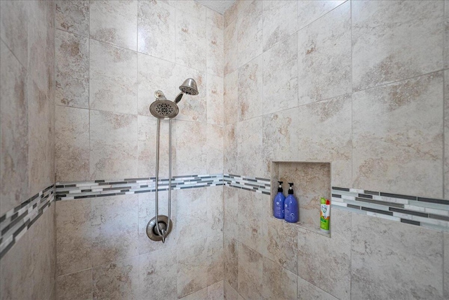 bathroom featuring a tile shower