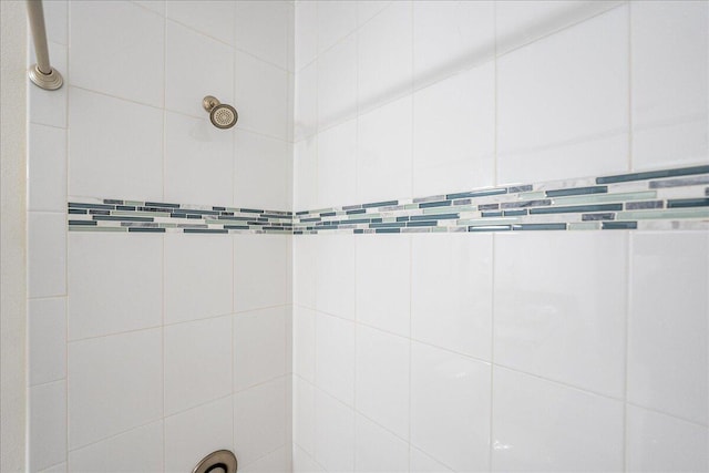 bathroom featuring a tile shower