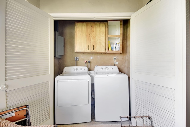 laundry room featuring cabinets and independent washer and dryer