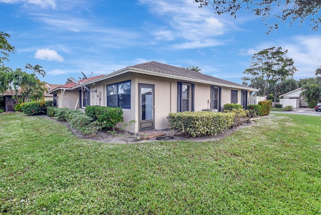 ranch-style house featuring a front yard