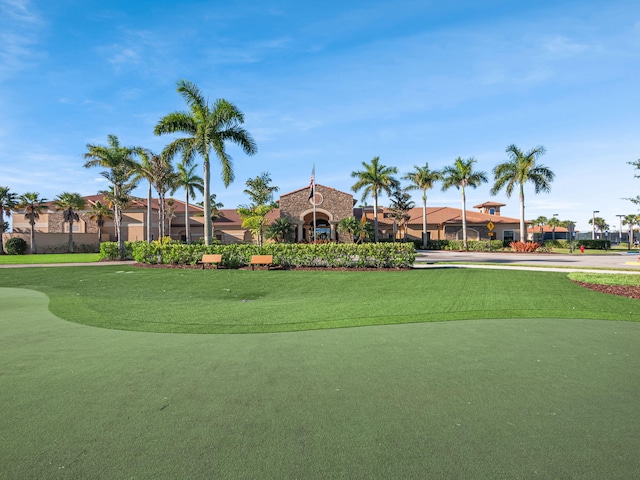 view of property's community featuring a lawn