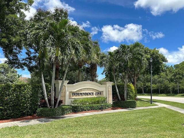 community sign featuring a yard