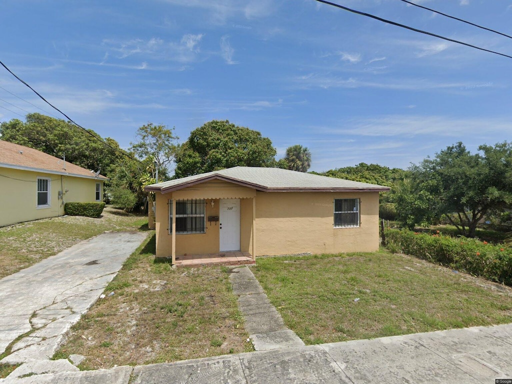 view of front facade with a front yard