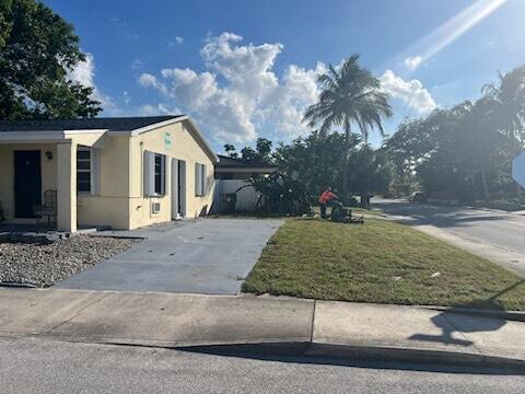 view of side of property featuring a lawn