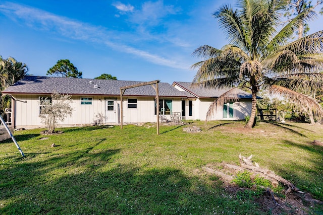 back of house featuring a yard