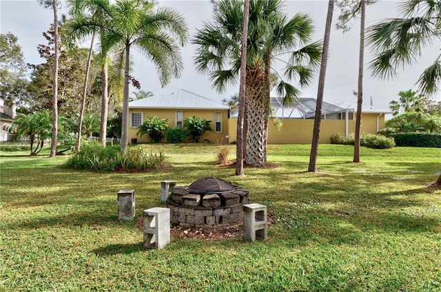 view of yard featuring a fire pit