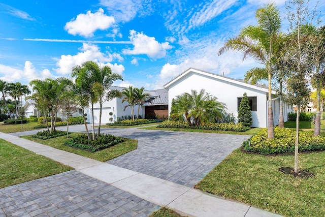 view of front of house featuring a front lawn