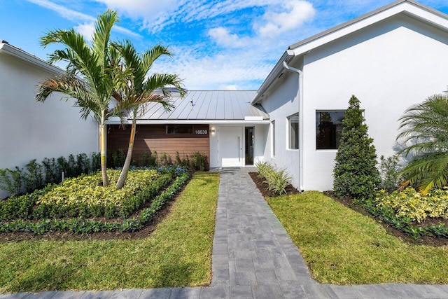 exterior space featuring a front lawn