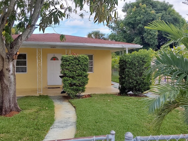 view of front of property featuring a front yard